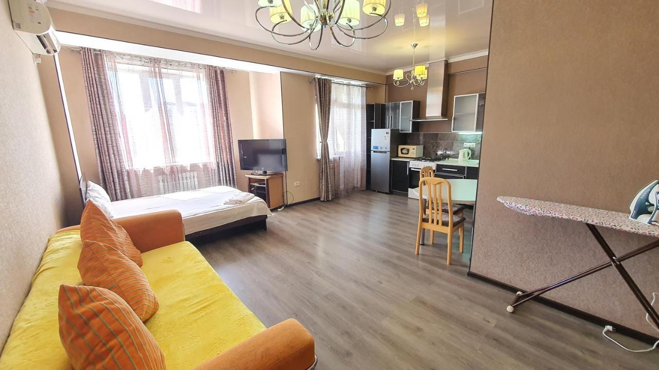 בישקק Orange Apartment With Panoramic View מראה חיצוני תמונה
